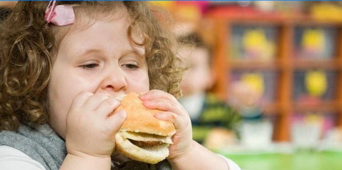 Dívka jí hamburger