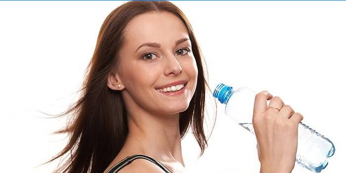 Dívka s lahví vody