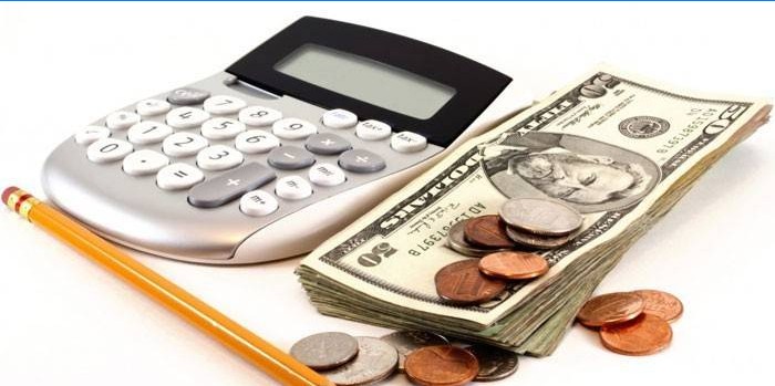 Kalkulačka, tužka a peníze