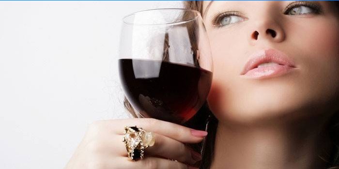 Dívka se sklenkou vína