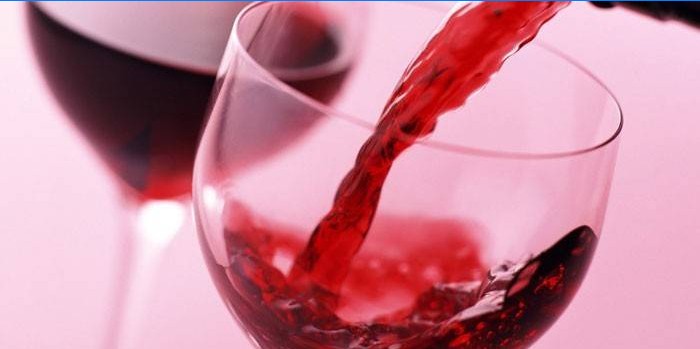 Červené víno se nalije do sklenice