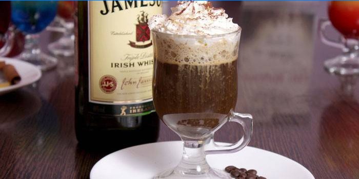 Irská káva s whisky a smetanou ve sklenici