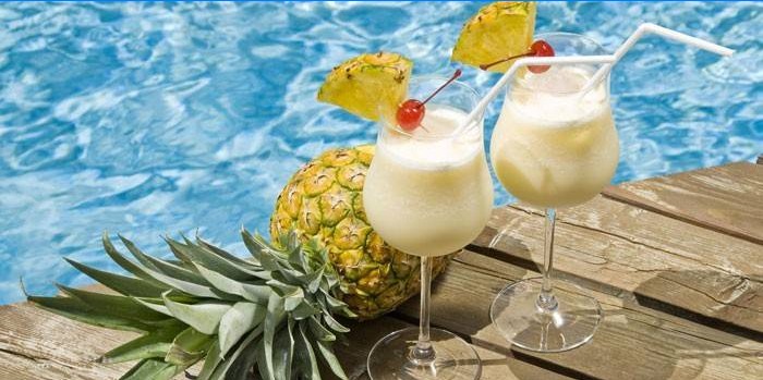 Dvě sklenice s koktejlem Pina Colada