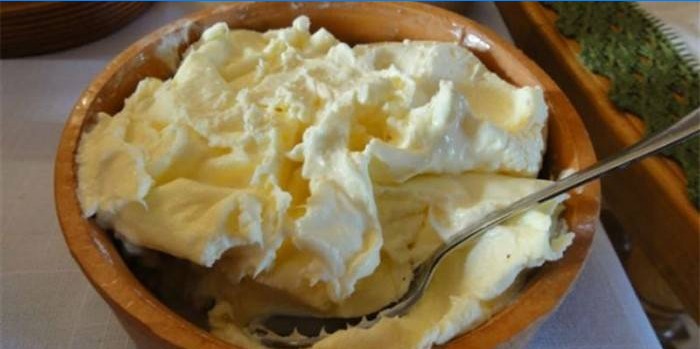 Smetanové máslo v misce