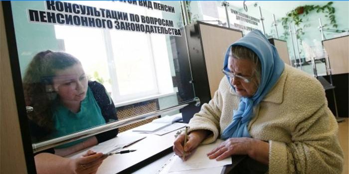 Žena dokumentů důchodového věku podepisuje