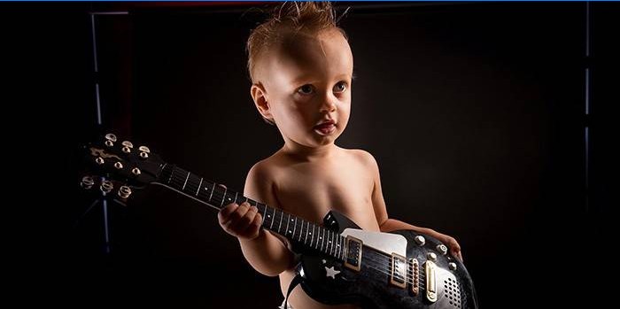 Dítě s elektrickou kytaru