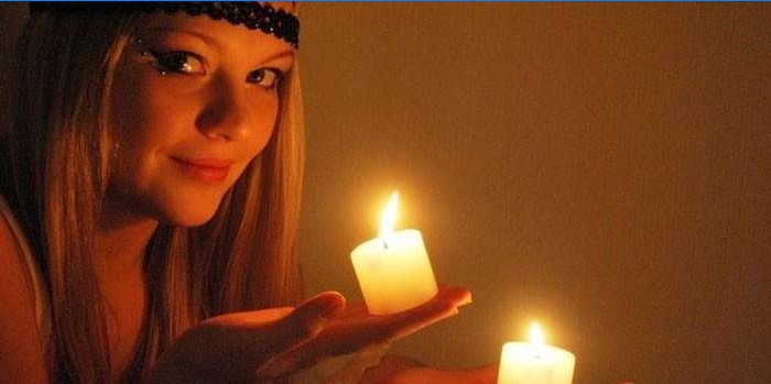 Dívka se svíčkami v ruce