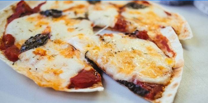 Pizza na bázi Lavash s rajčatovou a mozzarellou