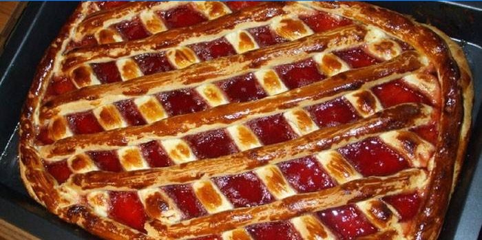 Otevřete koláč s marmeládou na plech na pečení v troubě