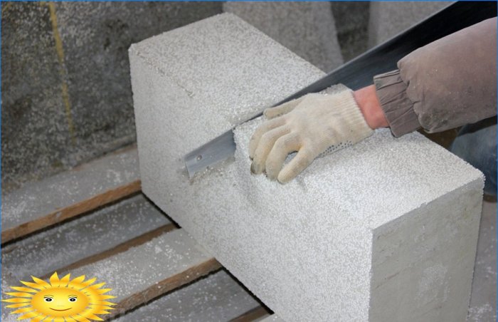 Polystyrenové betonové bloky se snadno řezají pomocí pily