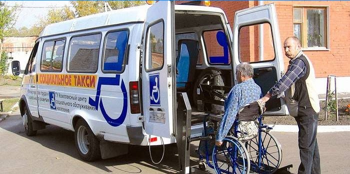 Osoba se zdravotním postižením nastupující na sociální taxi
