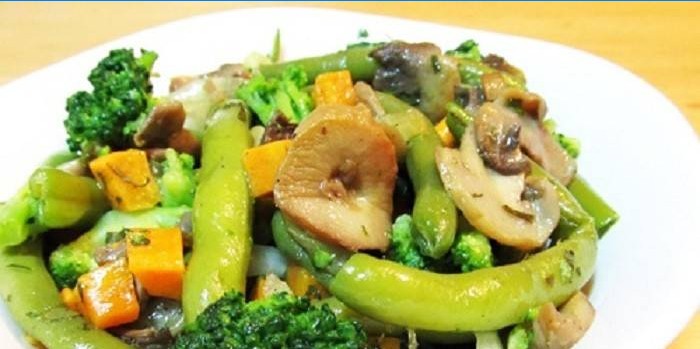 Řetězcový salát s houbami a brokolicí