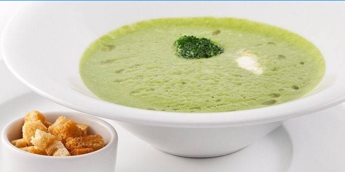 Brokolice pyré polévka v talíři