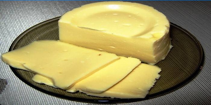 Domácí sýr na talíři