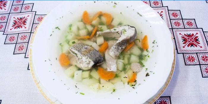 Pstruhová rybí polévka s bramborami na talíři