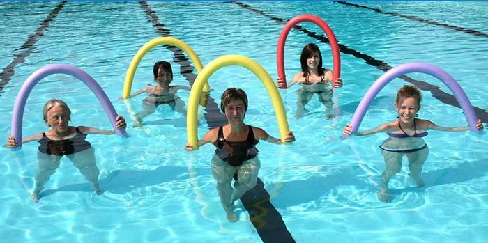 Pět žen s nudlemi v bazénu