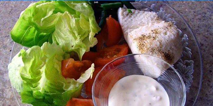 Zelenina, parní ryby a omáčka na talíři
