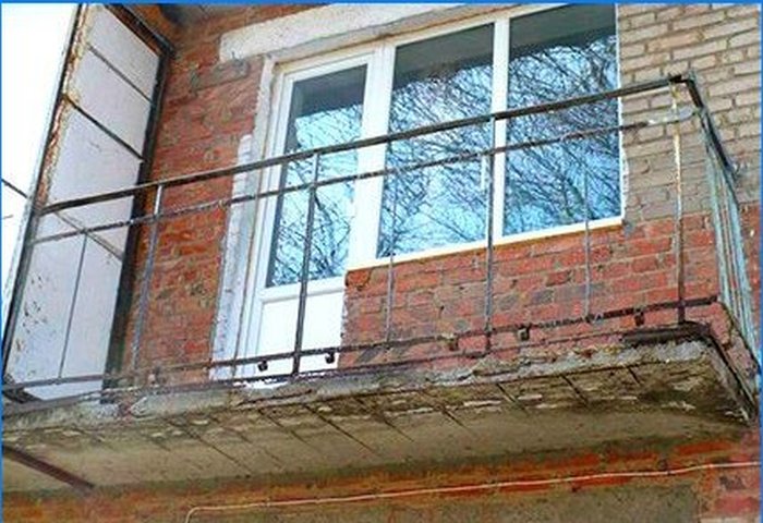 Zasklení a izolace balkonu