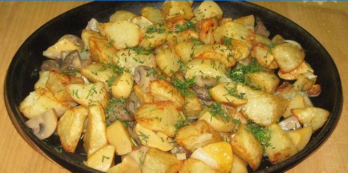 Smažené brambory s houbami na pánvi