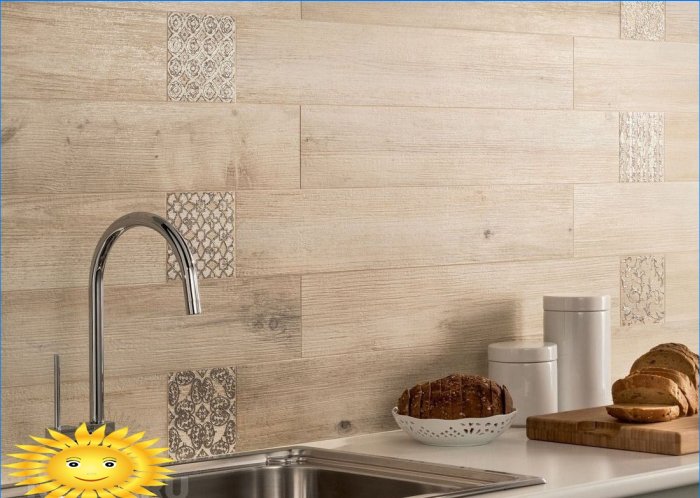 Kuchyňská zástěra z keramických dlaždic na dřevo
