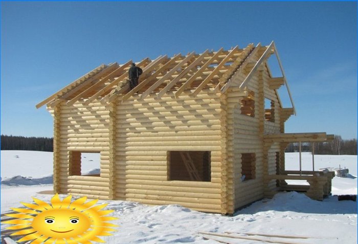 Výstavba dřevěného domu v zimě
