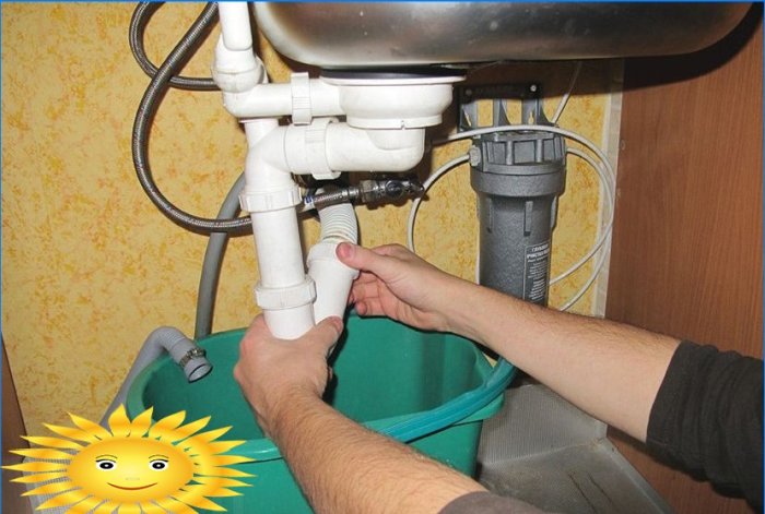 Do-it-yourself čištění kanalizačních trubek a odstranění ucpání