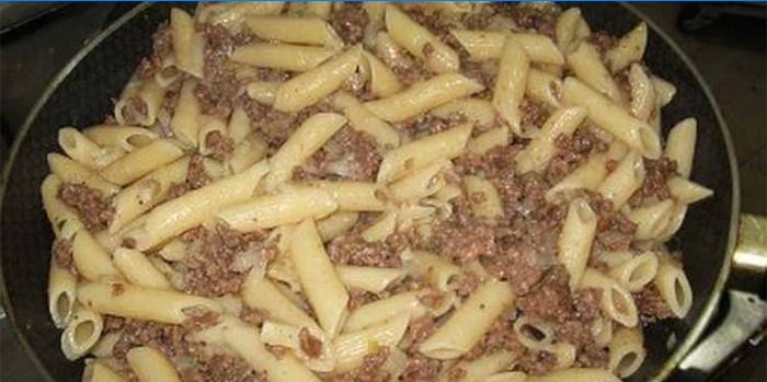 Fettuccine s mletým masem na pánvi