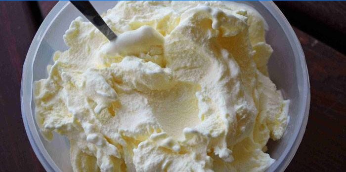 Kaymak na talíři