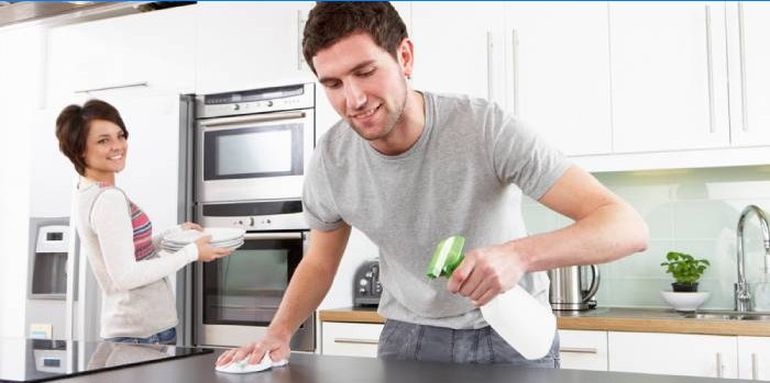 Manželé se čistí v kuchyni