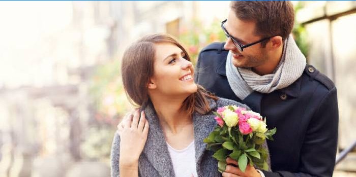 Manžel dává jeho ženě květiny