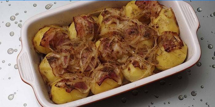 Pečené brambory se slaninou a cibulkou
