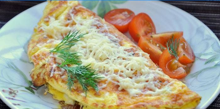 Omeleta s klobásou a sýrem