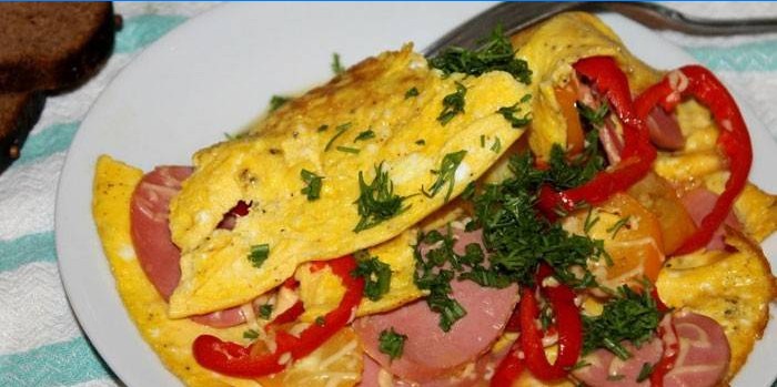Omeleta s klobásou a pepřem