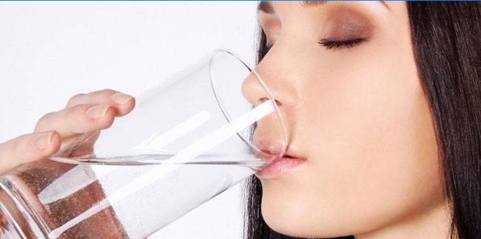 Žena pije vodu