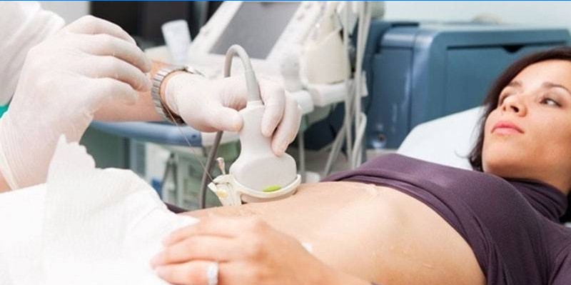 Ultrazvuk pánevních orgánů je dělán dívce