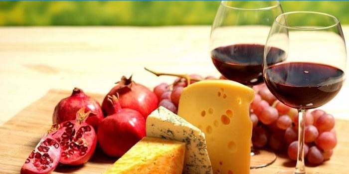 Červené víno se sýrem