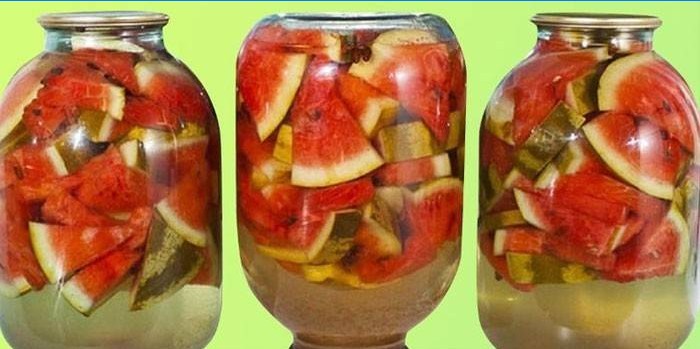 Nakládané melouny ve sklenicích