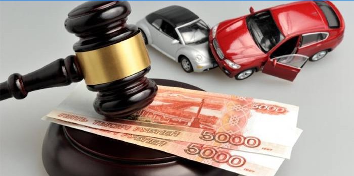 Soudní kladívko, auta a peníze