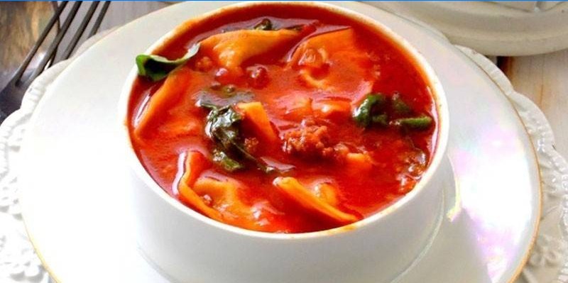 Italská rajčatová polévka s tortellini