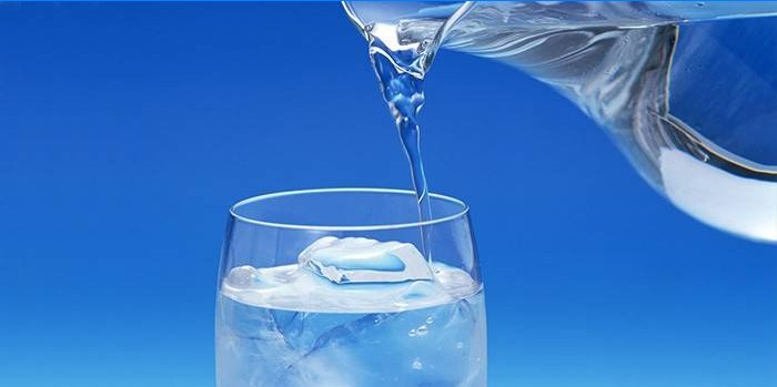 Voda ve sklenici a džbánu