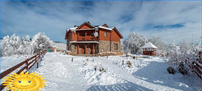 Zimní zasněžené chaty: krásný výběr fotografií