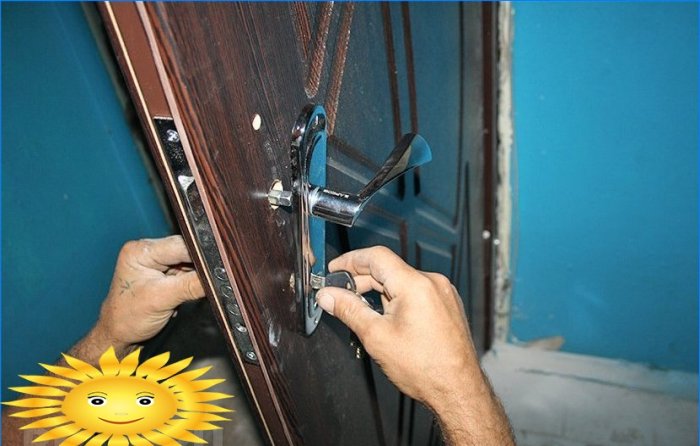 Montáž vstupních kovových dveří. Foto instrukce