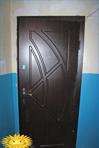 Montáž vstupních kovových dveří. Foto instrukce