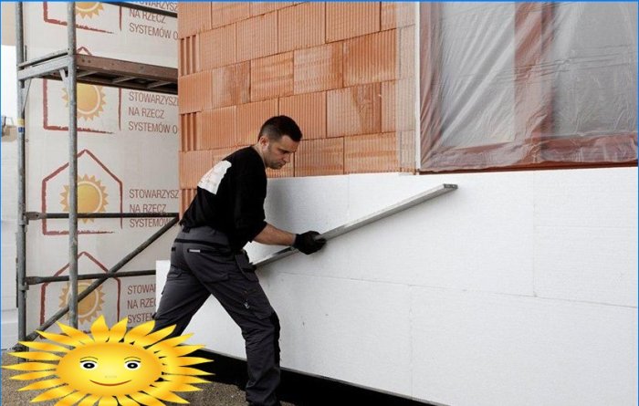 Izolace stěn domu zvnějšku pěnou