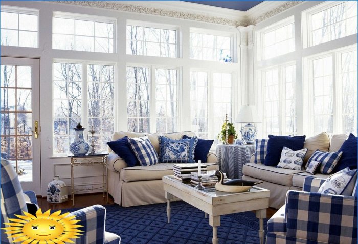Modré a bílé obývací pokoj ve středomořském stylu