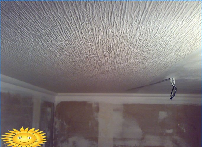 Jak malovat nebo tapetovat strop bez štafle