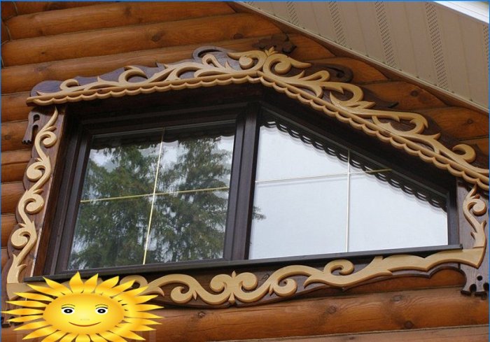 Do-it-yourself dřevěné vyřezávané okenní rámy