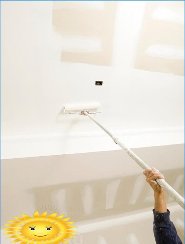 Při malování stropu používejte teleskopickou rukojeť