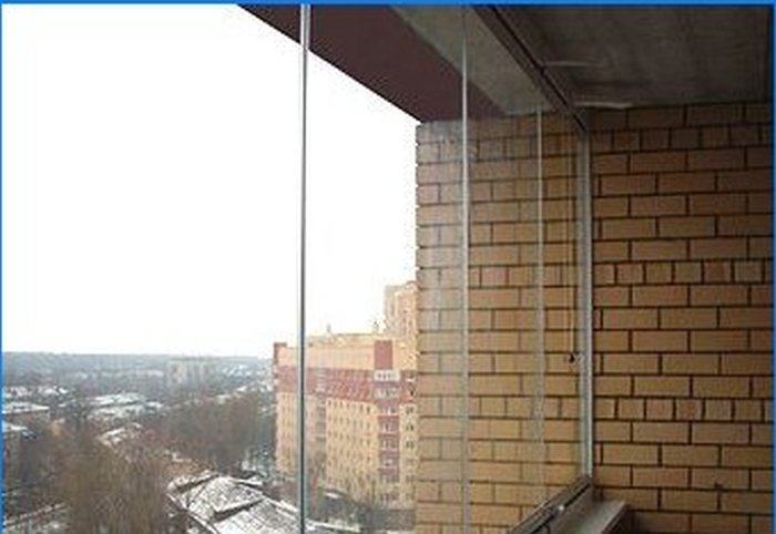 Zasklení balkonu za studena: přehled populárních systémů