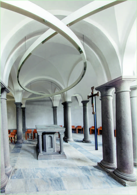 Interiér kostela v Bottě